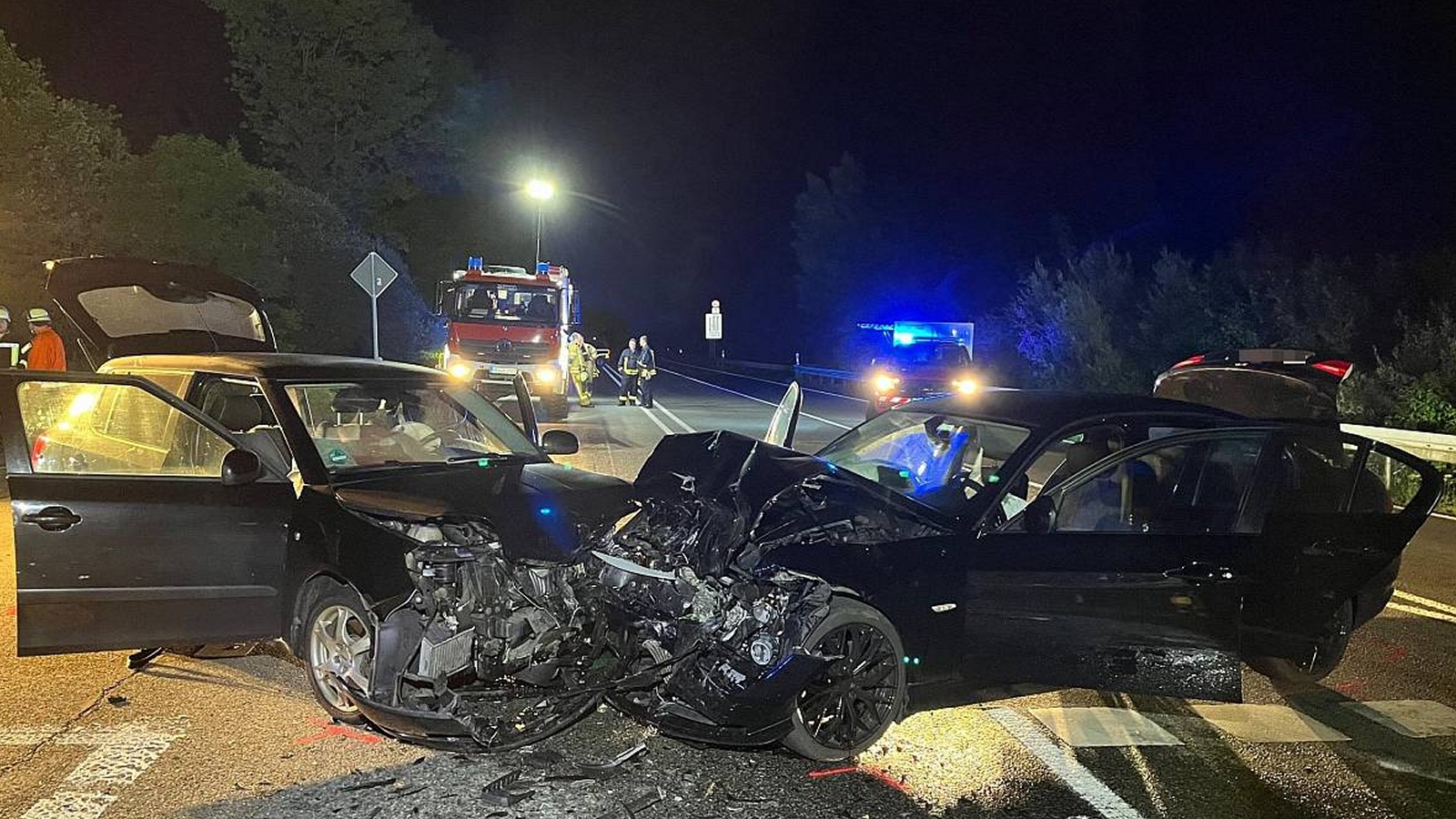 Sieben Verletzte bei Frontalzusammenstoß auf der B239 – Viele junge Leute betroffen