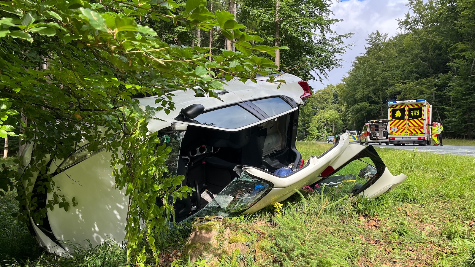 Feuerwehr schneidet eingeklemmte Fahrerin aus dem Auto