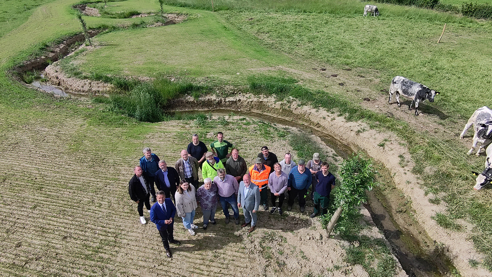 Natur gewinnt zurück: Renaturierung am Grundbach schafft neuen Lebensraum in Holzhausen